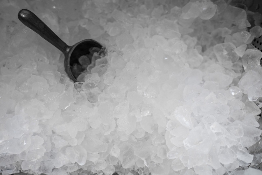 Ice Matters: Sztuka lodu w miksologii – od klarownych kostek po rzeźbione bryły